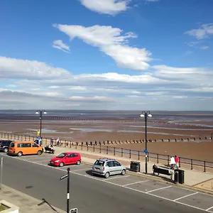 https://lovely-little-flat-by-the-sea-in-cleethorpes.yorkshirehotels.net