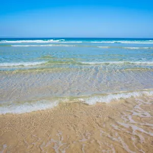 https://2-2-orealla-crescent-sunrise-beach.queenslandhotels.net